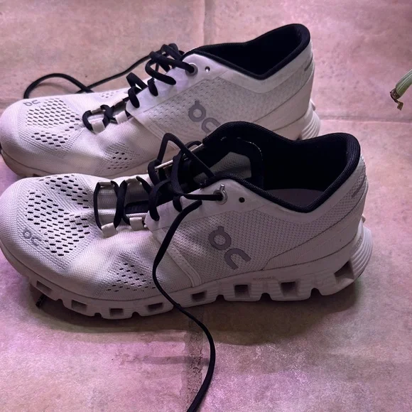 On Running Women's Athletic Shoes - White - Picture 3 of 6